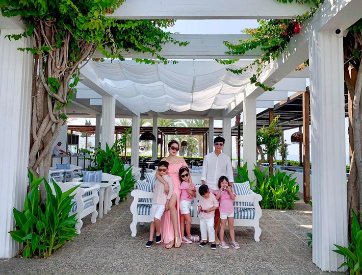 Lý Hải hơn Minh Hà đến 16 tuổi. Cặp đôi đã có 6 năm yêu nhau trước khi làm đám cưới vào năm 2010.