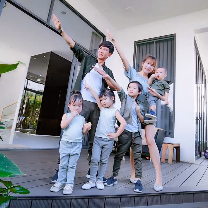 Sau quãng thời gian chung sống, khoảng cách tuổi tác lẫn tính cách đối lập không còn là trở lại trong cuộc sống hôn nhân của Lý Hải và vợ hot girl.