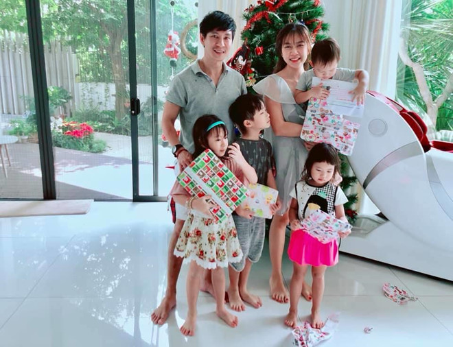 Đạo diễn series "Lật mặt" cũng san sẻ việc nhà và chăm con với vợ. Hai vợ chồng còn thường xuyên đưa các con đi du lịch để gắn kết tình cảm và cho con những giây phút thoải mái.