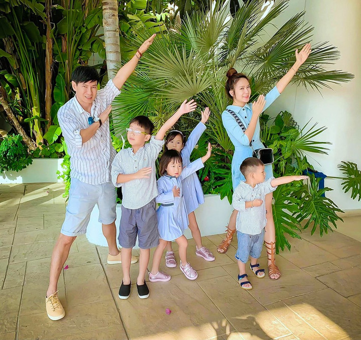 Sau 9 năm kết hôn, cặp sao đã có 4 nhóc tì đủ nếp đủ tẻ, trở thành cặp đôi nhiều con bậc nhất Vbiz.