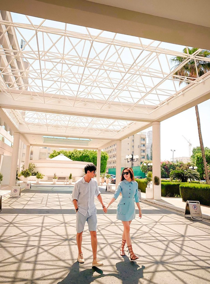 Vợ chồng Lý Hải - Minh Hà "dính nhau như hình với bóng" trong loạt ảnh tình tứ được cả hai chia sẻ lên mạng xã hội.