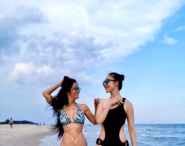 Mới đây trên trang cá nhân, Hồng Nhung khiến fan xuýt xoa khi đăng tải loạt ảnh khoe dáng nuột nà cùng nghệ sĩ múa Linh Nga và các con ở bãi biển.