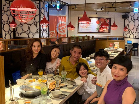 Ngọc Hà và vợ đầu của Công Lý (ngoài cùng bên phải) vui vẻ trong bữa tiệc sinh nhật tuổi 18 của con gái Thục Anh.