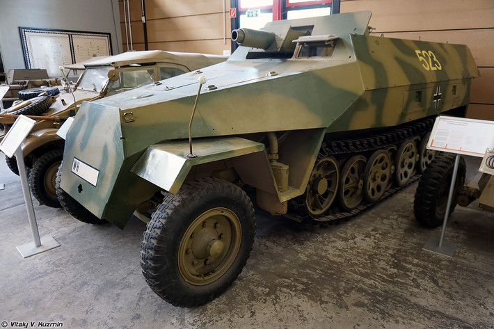 Xe thiết giáp nổi tiếng trong CTTG 2 của Đức Sd.Kfz. 251/9 với kiểu truyền động "half-track". Nguồn ảnh: Vitaly-Kuzmin
