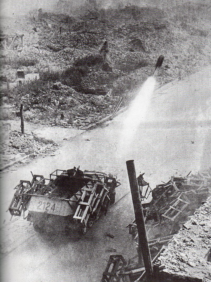 Ảnh: "Vua pháo phản lực phát xít Đức" phóng rocket hủy diệt phòng tuyến Warsaw. Nguồn ảnh: Wikipedia