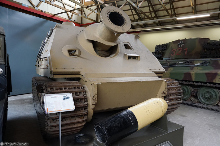 Cuối chiến tranh người Đức mới có khẩu pháo bọc giáp cực tốt ở mọi hướng – Siêu pháo tự hành Sturmtiger được thiết kế trên khung gầm xe tăng hạng nặng Tiger 1 với lớp giáp bảo vệ từ 60-150mm. Khẩu pháo này trang bị "quả nòng cực bá" 380mm RW 61 bắn đạn phản lực tăng tầm nặng tới 125kg có thể phá hủy mọi công sự kiên cố nhất. Nguồn ảnh: Vitaly-Kuzmin