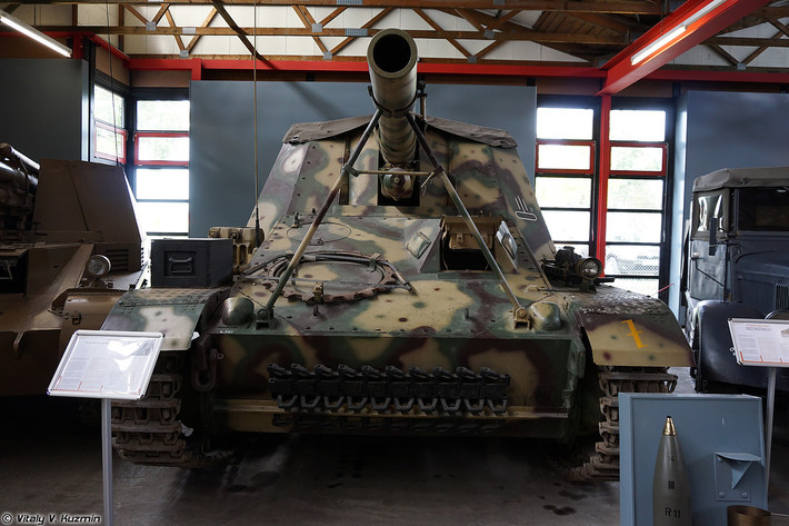 Trong ảnh là lựu pháo tự hành Hummel được phát xít Đức sản xuất từ năm 1943 với số lượng 714 khẩu. Nó được thiết kế trên khung gầm xe tăng Panzer III với pháo 150mm sFH 18/1 L/30 cùng 30 viên đạn. Nguồn ảnh: Vitaly-Kuzmin