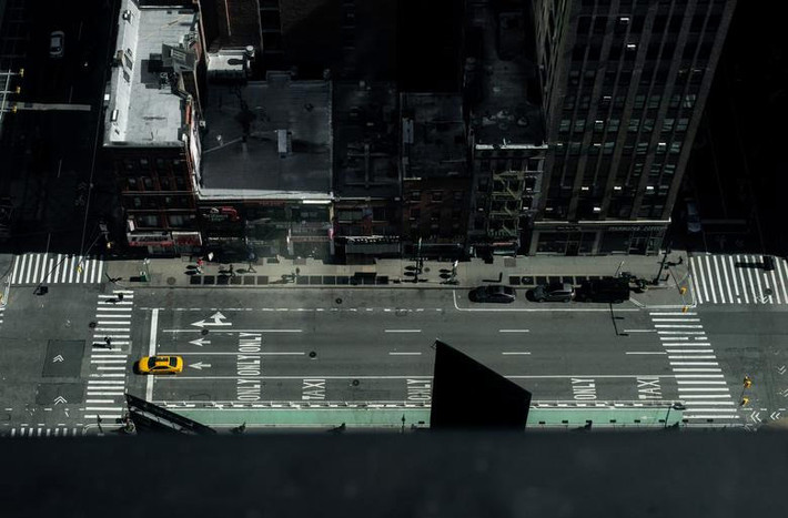 Một con phố ở Manhattan vắng lặng không một bóng người sau khi Covid-19 bùng phát ở New York.