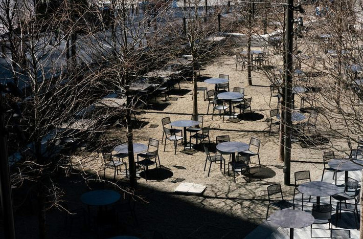 Những chiếc ghế không một người ngồi ở khu trung tâm Hudson Yards, vốn rất đông đúc ở Manhattan.