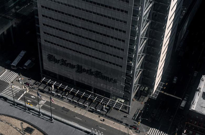 Con phố vắng lặng bên ngoài tòa nhà New York Times ở Manhattan.