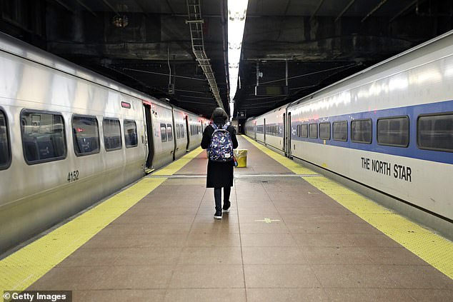 Duy nhất một hành khách trong Metro North, ga tàu từng rất đông đúc.