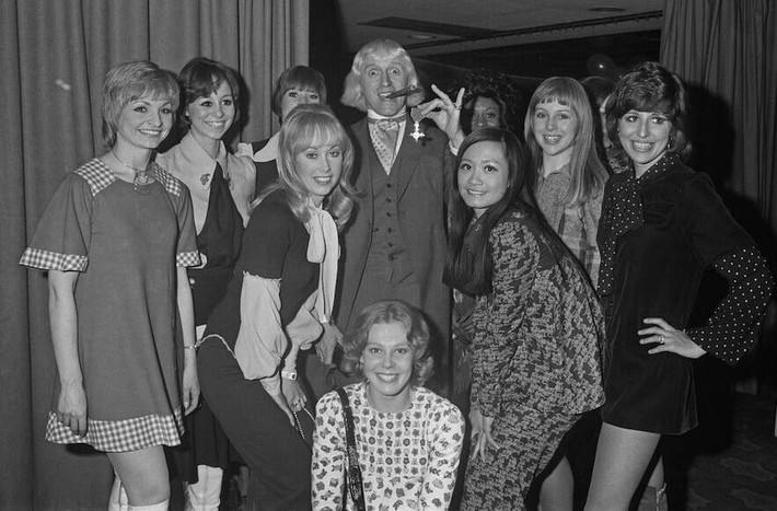 Theo CNN, một cựu tuyển trạch tên Kevin Cook nói anh ta từng bị Savile lạm dụng tình dục vào những năm 1970 khi anh nói mong muốn được tham gia một chương trình của Savile. Năm đó, Kevin mới 9 tuổi, anh nhớ lại, Savile đã nói với mình rằng anh có thể nhận huy hiệu Jim’ll Fix It nếu làm theo những gì ông ta bảo.