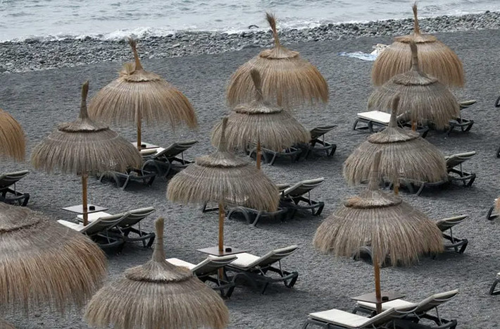 Sau khi một bác sĩ Italy trú tại khách sạn ở quần đảo Canary xét nghiệm dương tính với COVID-19, khu du lịch này vắng hẳn bóng người.