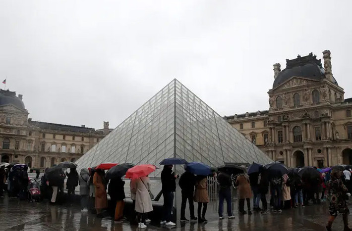 Thứ 7 tuần trước, du khách nào đã bước vào Bảo tàng Louvre trước khi nó có lệnh đóng cửa, buộc phải rời khỏi bảo tàng.