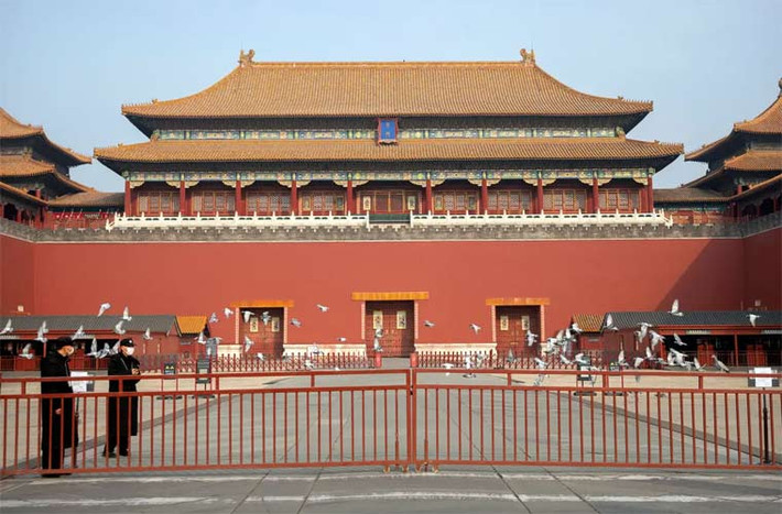 Tử Cấm Thành ở Bắc Kinh, Trung Quốc vẫn đóng cửa kể từ dịp Tết Nguyên đán đến giờ. Thông thường, vào dịp lễ tết, nơi đây rất đông khách du lịch, nhưng nay địa điểm này buộc phải đóng cửa để ngăn không cho đám đông tụ tập, tránh lây nhiễm COVID-19. (Nguồn ảnh: Insider)