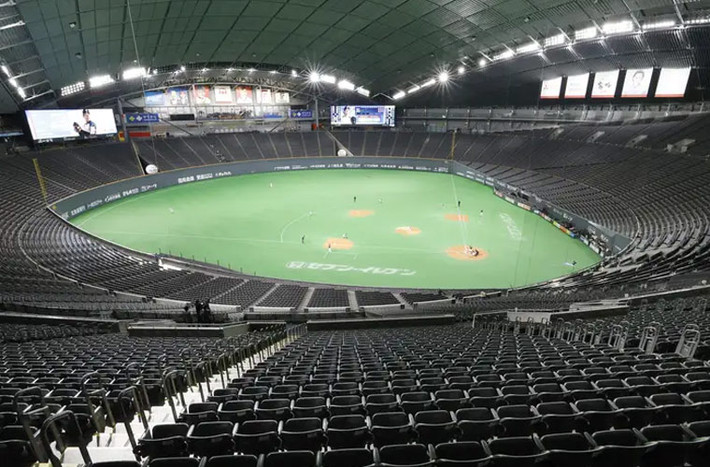 Các chỗ ngồi của sân vận động Sapporo Dome ở Sapporo, Nhật, không một bóng khán giả khi đang diễn ra trận đấu giữa Hokkaido Nippon - Ham Fighters và Orix Buffaloes hôm 29/2.
