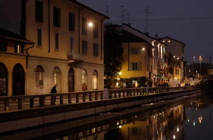 Italy hiện là nước có nhiều ca nhiễm coronavirus nhất ngoài châu Á và các địa điểm du lịch nổi tiếng như kênh đào Naviglio không có bóng dáng du khách nào khi dịch bệnh bùng phát.