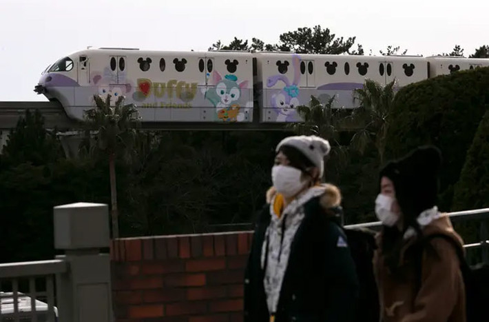 Khu Disneyland ở Tokyo, Nhật, cũng sẽ đóng cửa tới ngày 15/3. Hai khu vui chơi Universal Studios Japan and Legoland Japan cũng tuyên bố đóng cửa vì dịch virus corona.