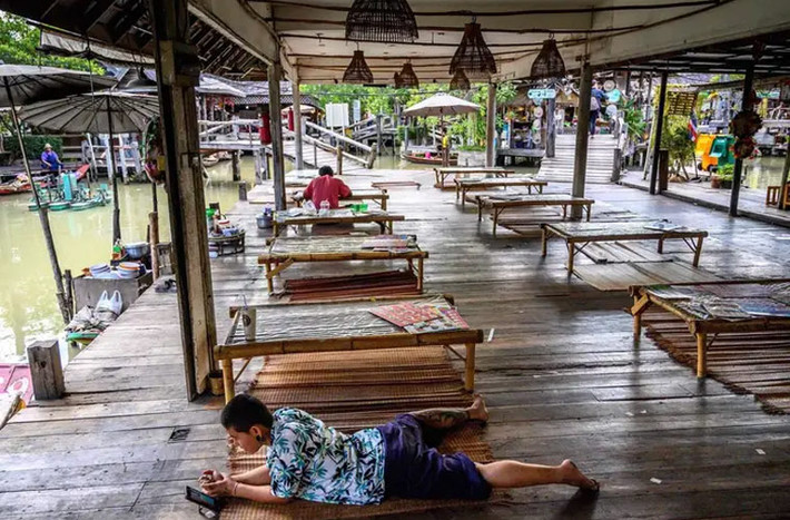 Bộ trưởng Du lịch Thái Lan ước tính, việc giảm lượng lớn du khách từ Trung Quốc sẽ làm thiệt hại 1,52 tỉ USD doanh thu cho nước này. Theo Reuters, năm ngoái, 11 triệu khách du lịch Trung Quốc đã tới Thái Lan.