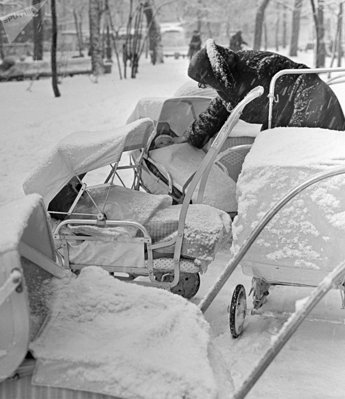 Bức ảnh chụp tại đại lộ Gogolevsky ở trung tâm Moscow, Liên Xô, nhiều năm về trước.