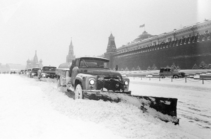 Các con phố ở Moscow được dọn sạch sẽ sau khi tuyết rơi.