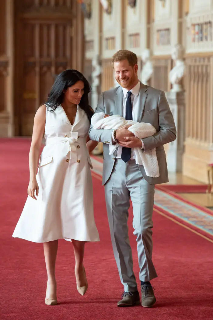 Tháng 5/2019: Sau một tháng không xuất hiện, Markle và Hoàng tử Harry khoe con trai Archie trong một buổi chụp ảnh ở Lâu đài Windsor. Meghan hạ sinh con trai vào ngày 6/5/2019.
