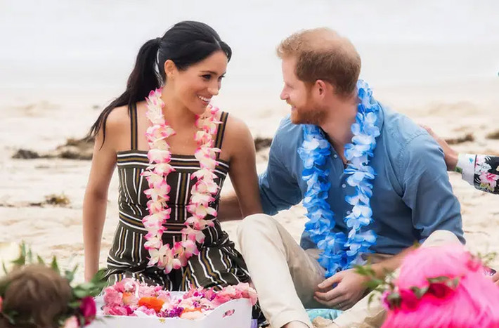 Tháng 10/2018: Meghan và Harry chia sẻ khoảnh khắc tình cảm tại bãi biển Bondi, Sydney trong chuyến đi tới Australia, Fiji, Tonga và New Zealand của vợ chồng cô.