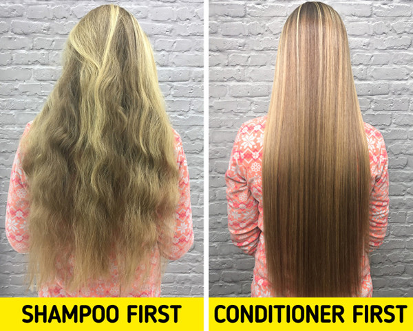 Với người tóc dầu, bạn không nên gội đầu rồi mới dùng dầu xả. Hãy thử phương pháp “gội đầu ngược”, tức là xả rồi mới dùng dầu gội. Bằng cách áp dụng mẹo vặt cho phụ nữ này, bạn vừa có thể làm sạch và dưỡng ẩm cho tóc, vừa tránh được tình trạng tóc bóng dầu.