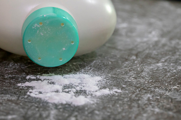 Muốn tẩy vết dầu lem trên quần áo không tốn sức, bạn có thể tận dụng phấn rôm trẻ em thoa lên. Phấn rôm sẽ thấm dầu, lấp đầy khoảng trống giữa các sợi vải sau một đêm. Lưu ý, bạn nên dùng bàn chải đánh răng mềm làm sạch lần nữa để nhận được hiệu quả tối đa.