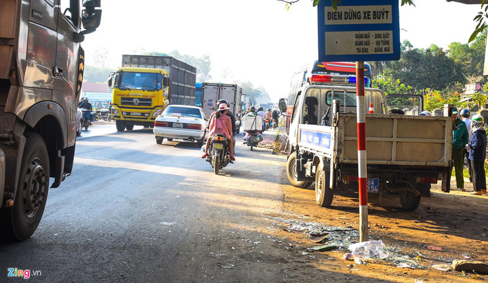 Kính ôtô vỡ trong một vụ tai nạn giao thông trên quốc lộ 1 huyện Bình Sơn. Theo bà Đàm, do đường chưa làm xong, mặt đường hẹp nên xe máy dễ bị ôtô, xe tải ép sát vào trong dễ lọt xuống hố.