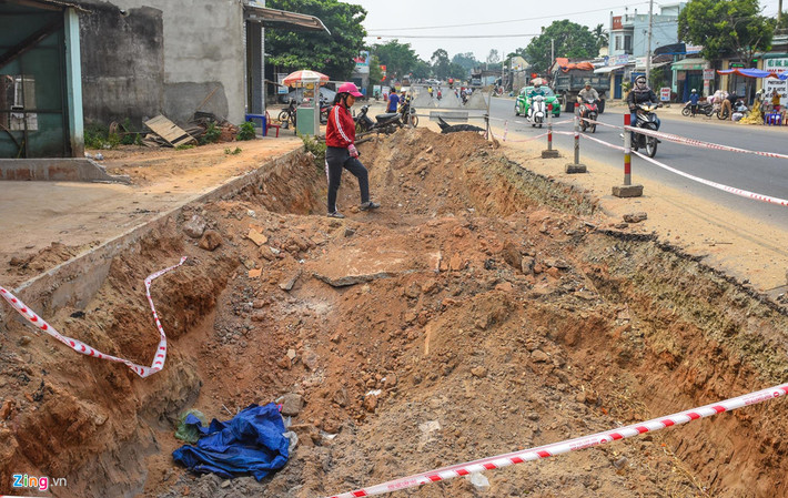 Các đơn vị thi công đào hai hố sâu hơn 2 m, dài 10 m tạo nên "bẫy tử thần" ven quốc lộ 1 đoạn qua thôn Liên Trì, xã Bình Hiệp (huyện Bình Sơn).
