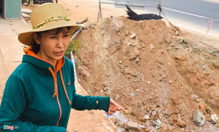 Bà Trần Thị Thu Yến (ngụ xã Bình Hiệp), cho hay hố sâu tồn tại trước nhà suốt hơn hai tháng qua cản trở đi lại và gây ảnh hưởng lớn đến việc làm ăn, mua bán cho nhiều hộ gia đình. Vào ban đêm, nhiều người đi đường không may té ngã xuống hố sâu này bị thương rất nhiều.