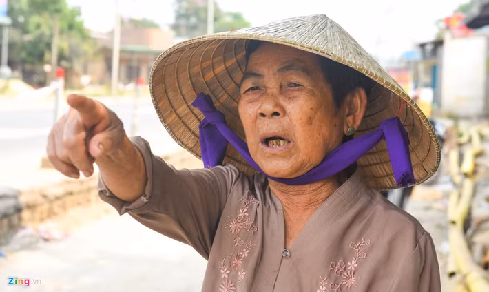 Bà Huỳnh Thị Đàm (ngụ xã Bình Hiệp) phàn nàn do tuyến đường thi công chậm kéo dài, bụi mù trời nên người dân không thể làm ăn. Phía trước quán ăn, đường bị đào quá sâu thì khách khó thể đi xe vào được nên buôn bán ế ẩm, cuộc sống gặp nhiều khó khăn.