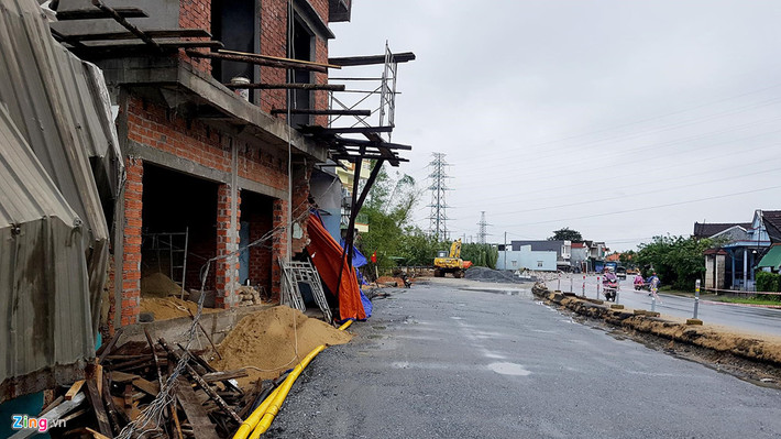 Trao đổi với Zing.vn ông Đoàn Hà Yên, Phó chủ tịch UBND huyện Bình Sơn, cho biết dự án có hơn 1.500 hộ dân được phê duyệt phương án bồi thường tuy nhiên đến nay vẫn còn 23 hộ dân không nhận bồi thường và bàn giao mặt bằng. Ngoài ra, 14 hộ dân khác đã nhận tiền bồi thường nhưng chưa bàn giao mặt bằng, cản trở thi công.