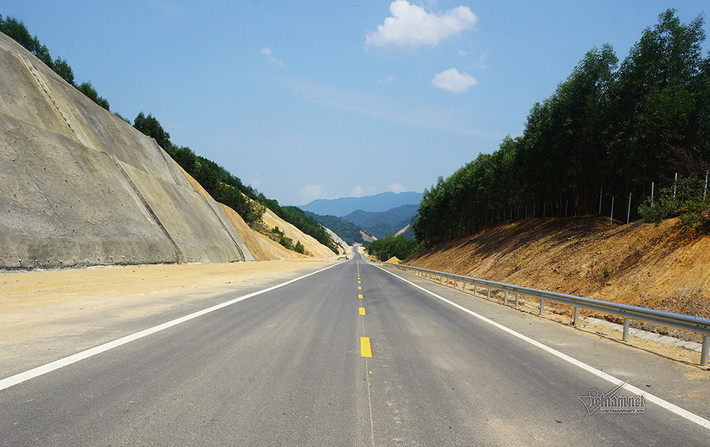 Giai đoạn đầu dự án thảm BTN 2 làn xe cơ giới, 2 làn dừng đổ khẩn cấp đảm bảo phương tiện giao thông chạy với tốc độ 60 – 80km/h