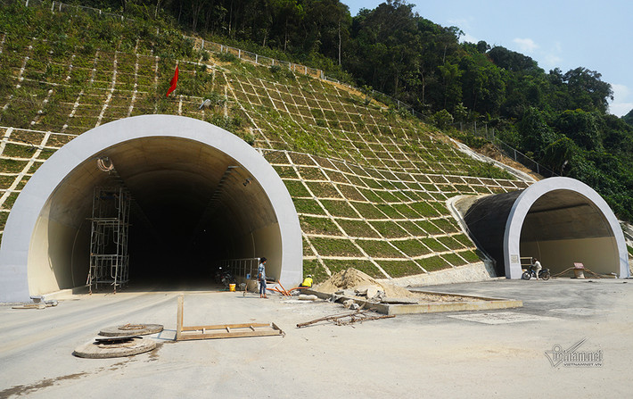 Công trình hầm Mũi Trâu nằm trên cao tốc La Sơn - Túy Loan, khởi công vào tháng 6/2017, đã hoàn thành cơ bản, chỉ còn lại một số hạng mục phụ trợ và xử lý kỹ thuật bổ sung