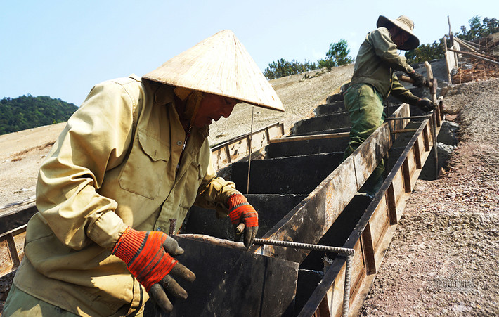 Dự án có quy mô nền đường cao tốc 4 làn xe, mặt cắt ngang rộng 23 - 24m, giai đoạn đầu thảm BTN 2 làn xe cơ giới, 2 làn dừng đỗ khẩn cấp đảm bảo phương tiện giao thông chạy với tốc độ 60 - 80 km/giờ.