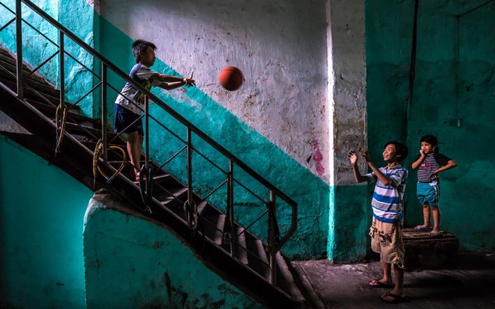 Nhịp sống ở một khu chung cư cũ ở Sài Gòn.