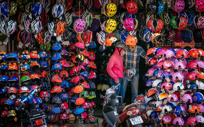 Cửa hàng bán mũ bảo hiểm.