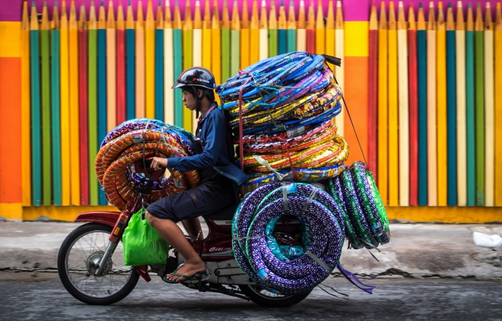 Trước cồng trường mầm non ở quận 11, gần Đầm Sen.