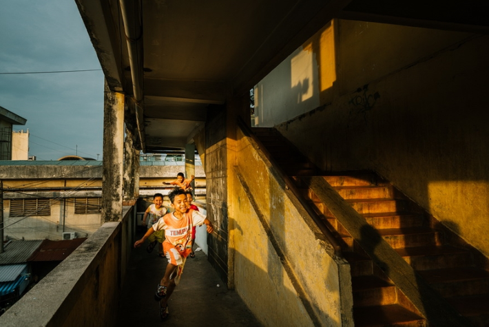 Trẻ em nô đùa trong nắng chiều ở chung cư Phạm Thế Hiển, quận 8, Sài Gòn