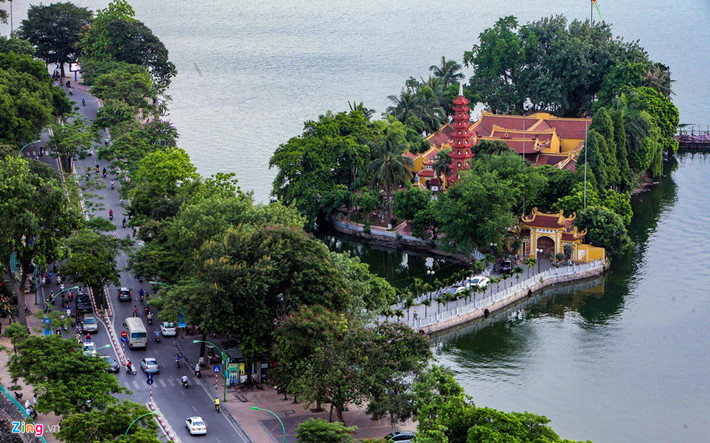 Đường Thanh Niên vừa có cây xanh cộng thêm gió thổi từ hồ Tây, mang lại cảm giác khoan khoái, dễ chịu.