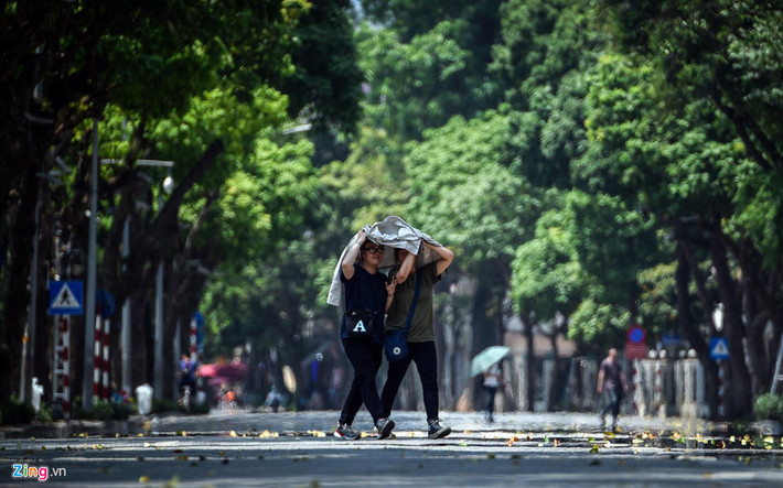 Những ngày này, người dân Hà Nội và du khách thường ra đường với các trang phục che kín cơ thể cùng nhiều biện pháp tránh nắng nóng gay gắt.
