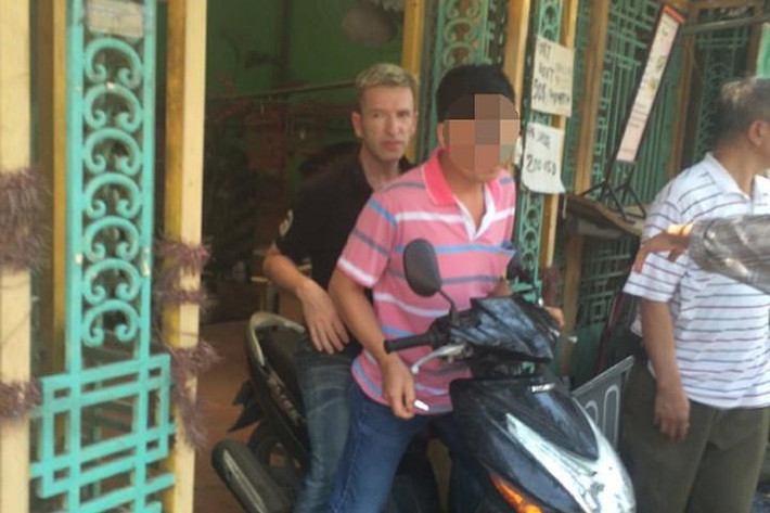 TAND Hà Nội tháng 1/2016 đã cho xét xử Vadim Scott Benderman (sinh năm 1970), quốc tịch Canada, với tội danh dâm ô trẻ em. Y bị cáo buộc ra khu vực hồ Hoàn Kiếm làm quen các bé trai mới lớn sống lang thang, đưa về nhà trọ ngủ qua đêm để xâm hại tình dục. Ảnh: Lao Động.