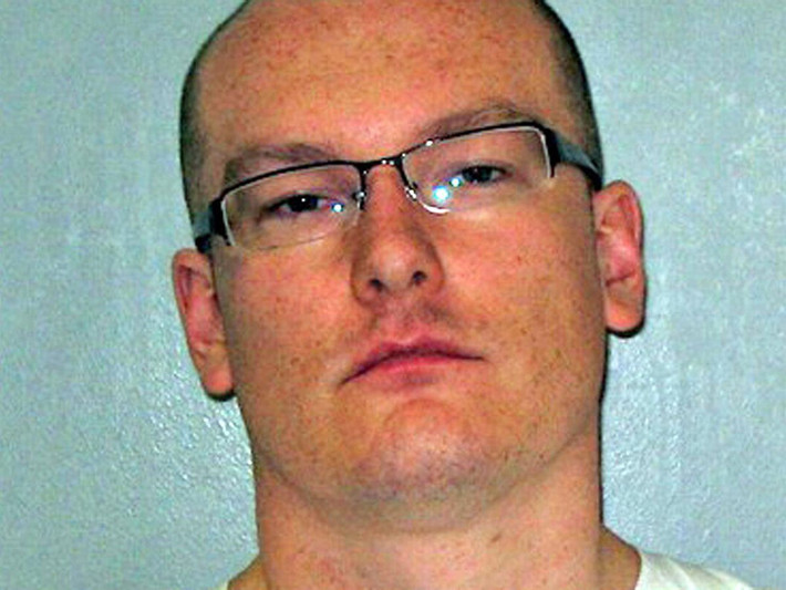 Christohper Trinnaman bị bắt và xử án tù vào năm 2011 vì lên mạng giả danh làm một thiếu niên nam, dụ dỗ hai nữ sinh trung học 13 và 14 tuổi gửi hình khỏa thân cho mình. Hắn còn tìm cách dụ dỗ một nữ sinh đến khách sạn tại Hull nhưng bất thành. Bị cáo nhận mức án 4 năm tù. Sau khi ra tù năm 2015, Trinnaman tiếp tục không trình báo thông tin với cảnh sát rồi biến mất khỏi Anh. Ảnh: Mirror.