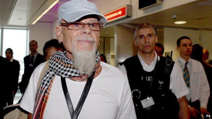 Gary Glitter năm 2006 bị TAND tỉnh Bà Rịa Vũng Tàu kết án ba năm tù với tội danh dâm ô trẻ em. Vào thời điểm phạm tội, Gliiter đã có tên trong danh sách giám sát tội phạm ấu dâm của cảnh sát Anh tuy nhiên y vẫn có thể vào Việt Nam, sống tại một căn nhà ở Vũng Tàu. Theo Guardian, Gliiter đã dụ dỗ hai bé gái 10 và 11 tuổi đến nhà riêng để xâm hại sau đó trả tiền cho các nạn nhân. Trong ảnh, Gliiter xuất hiện tại sân bay Heathrow, Anh, vào năm 2015. Ảnh: PA.