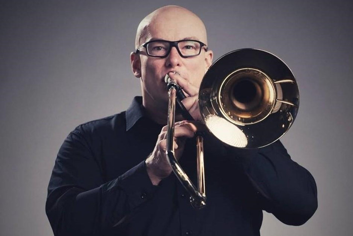 Nhạc công trombone chuyển tới Việt Nam sau khi mãn hạn tù vào năm 2015. Nhà chức trách Anh cho biết Trinnaman không vi phạm luật lệ nào, mặc dù người này sống tự do ở Việt Nam trong khi có tên trong danh sách tội phạm tình dục của Anh. Ảnh: Facebook.