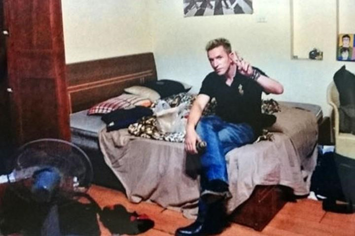 TAND Hà Nội trong phiên xử kín đã tuyên phạt Vadim Scott án 4 năm tù. Y khai nhập cảnh Việt Nam từ đầu tháng 6/2014, tham gia dạy tiếng Anh tại một trung tâm tiếng Anh và chơi nhạc tại quán bar ở quận Hoàn Kiếm. Từ cuối năm 2014 đến giữa tháng 6/2015, theo thường lệ sau 0h Ben đến khu vực hồ Hoàn Kiếm rủ rê các bé trai tuổi từ 14 đến dưới 16 sống lang thang về phòng trọ của mình ở đường Trần Phú và đường Âu Cơ ngủ qua đêm. Sau mỗi lần dâm ô với các bé, Ben thường cho mỗi người từ 200.000 đến 300.000 đồng. Ảnh: Medium/ John Power.