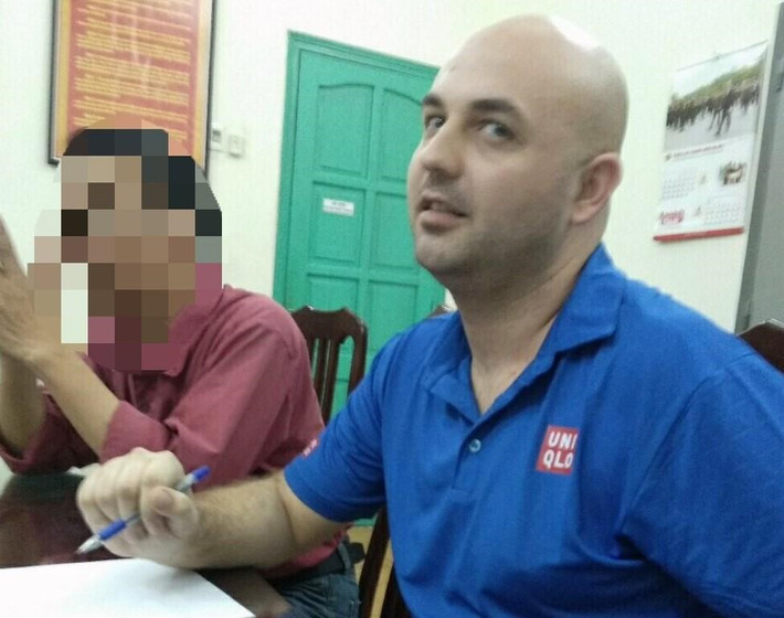 Zmajkovic trả tiền cho các thiếu niên nam để gặp gỡ và quan hệ tình dục. Nếu chịu gặp mặt, y trả cho "giai trẻ" số tiền 300.000 đồng. Phí trả cho những lần gặp sau là 500.000 đồng. Zmajkovic thường đưa ra số tiền khoảng 1 triệu đồng để những thiếu niên nam không làm to chuyện, theo South China Morning Post. Zmajkovic bị cảnh sát bắt vào tháng 5/2018 khi quan hệ tình dục với một bé trai 13 tuổi tại khách sạn ở quận Hoàn Kiếm. Ảnh: Lao Động.