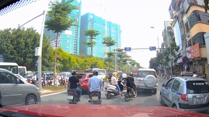 Vụ việc xảy ra vào lúc 10h ngày 27-10-2017 trên phố Kim Mã (Hà Nội)